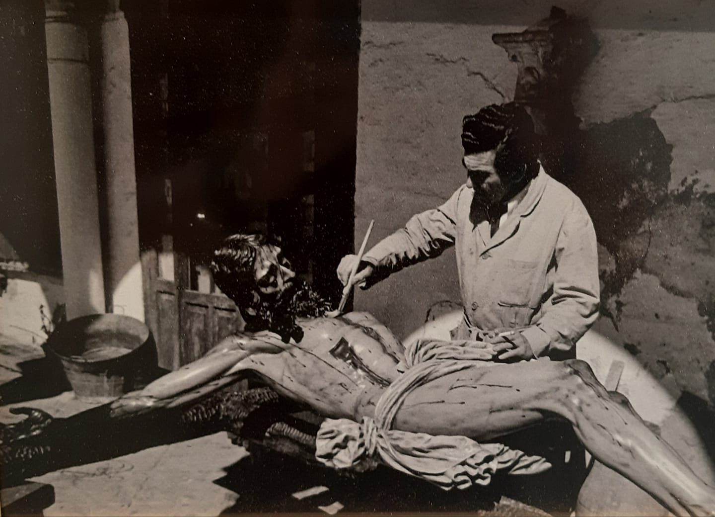 Recorte de periódico donde vemos a D. Francisco Buiza "Paco Buiza" dando los últimos retoques al Stmo. Cristo de la Vera-Cruz en el año 1972 en su taller.