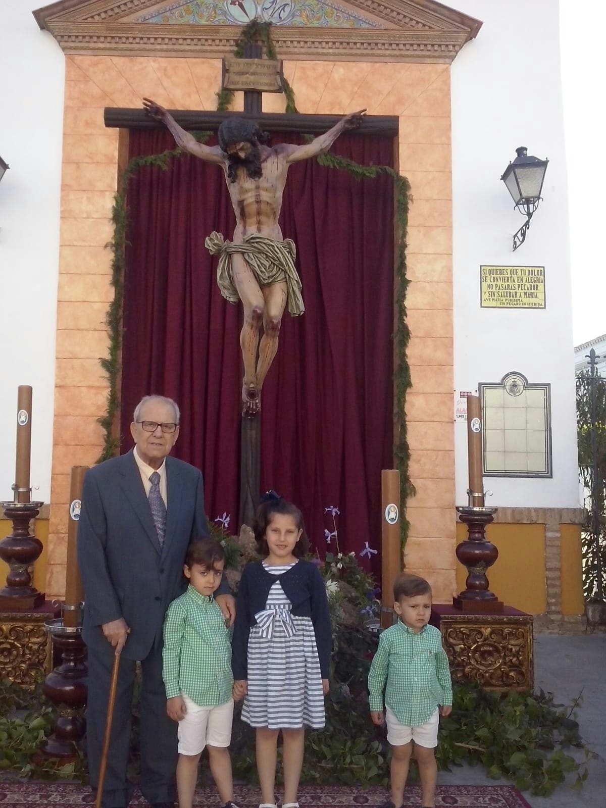 D. Federico Cabrera ante el Santísimo Cristo de la Vera-Cruz. 2016.
