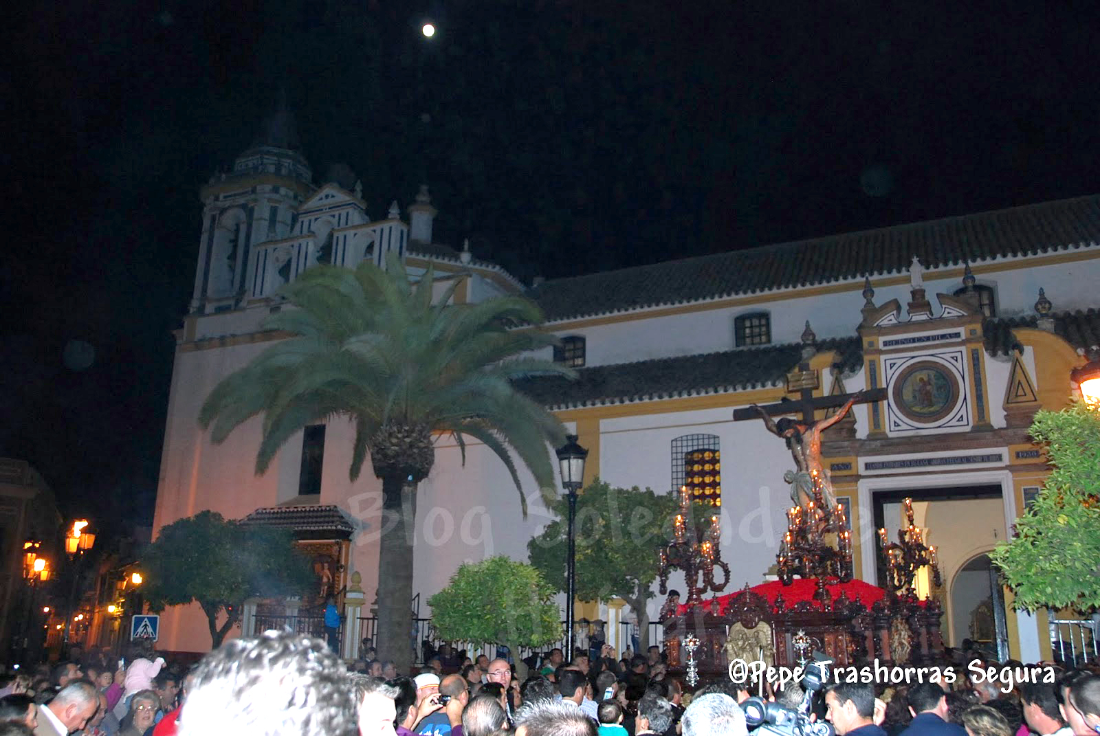 el sábado 27 de octubre tuvo lugar el traslado extraordinario del Santísimo Cristo de la Vera Cruz en su paso procesional desde la Parroquia hasta la Ermita 