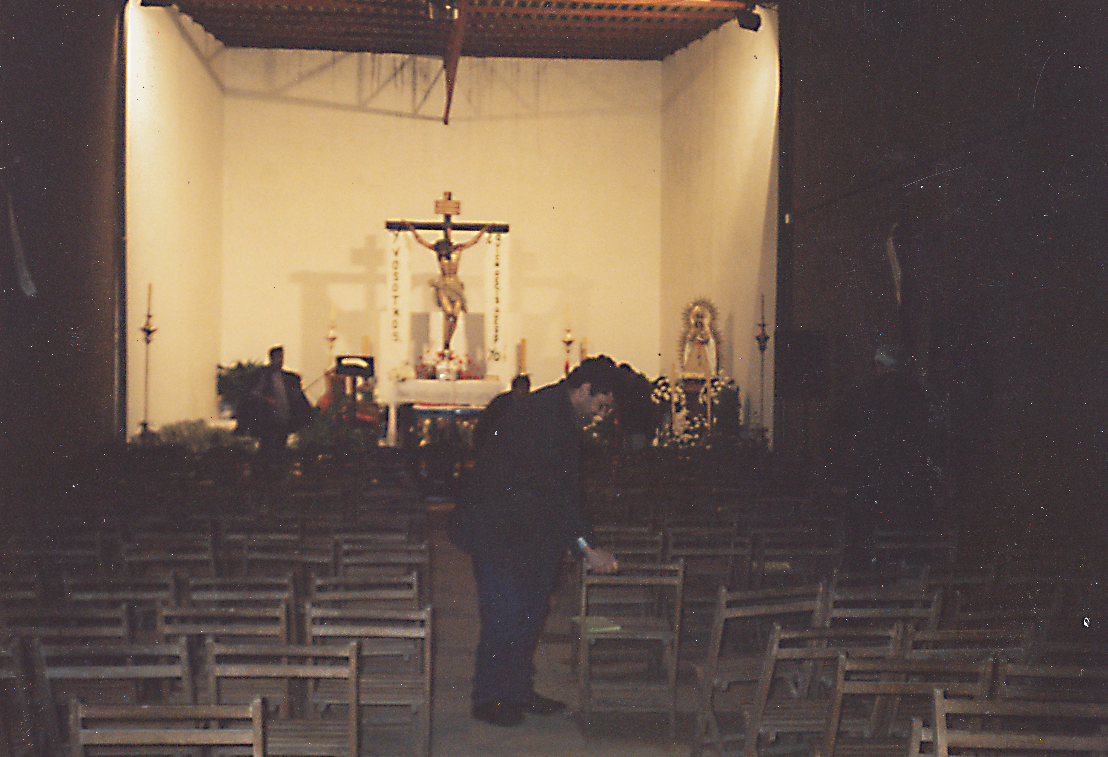 El año 1996, cuando en enero el Cristo fue portado a hombros por los hermanos hasta una nave en la Barriada de San José, remozada como centro devocional para la celebración de las Santas Misiones en Pilas.