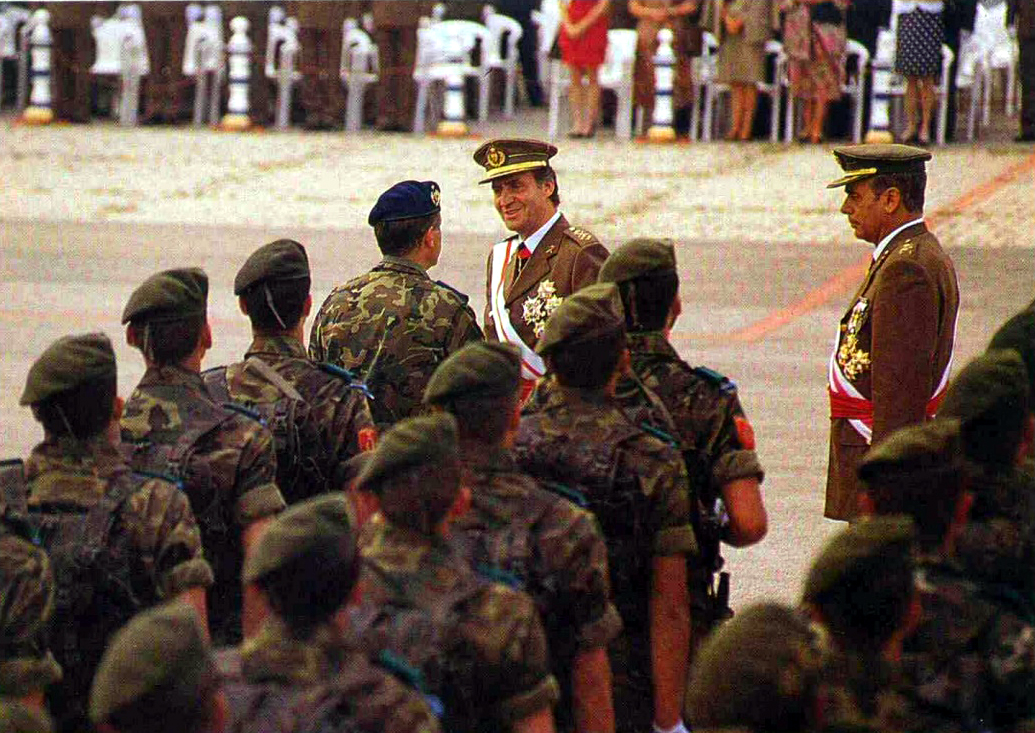 D. Ramón Porgueres pasando revista a las tropas junto a su Majestad el Rey.