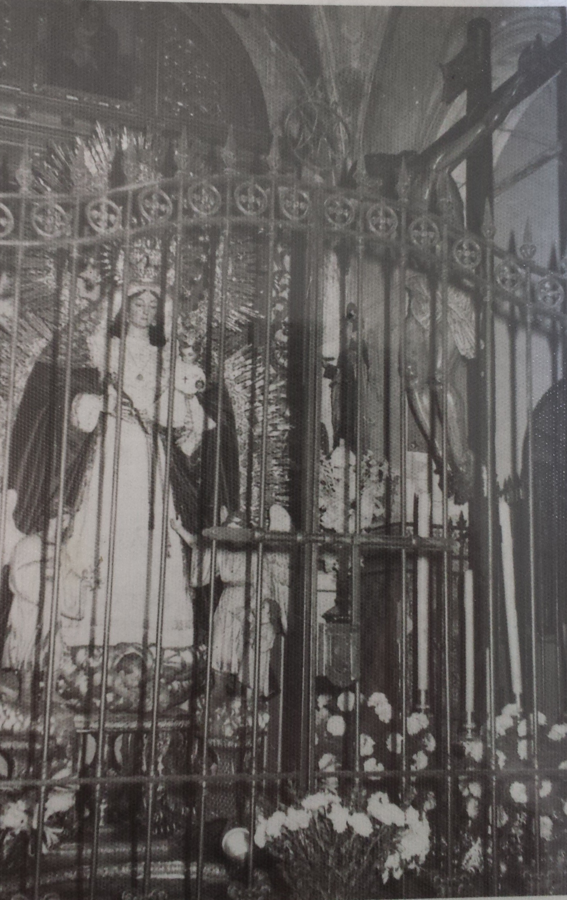 El Cristo y la Virgen en la capilla de la Inmaculada de la Iglesia Parroquial. AÑOS 70. 
