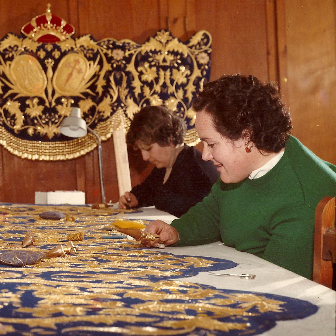 Manoli y Beatriz bordando el palio de la Virgen de Belén en 1984. 