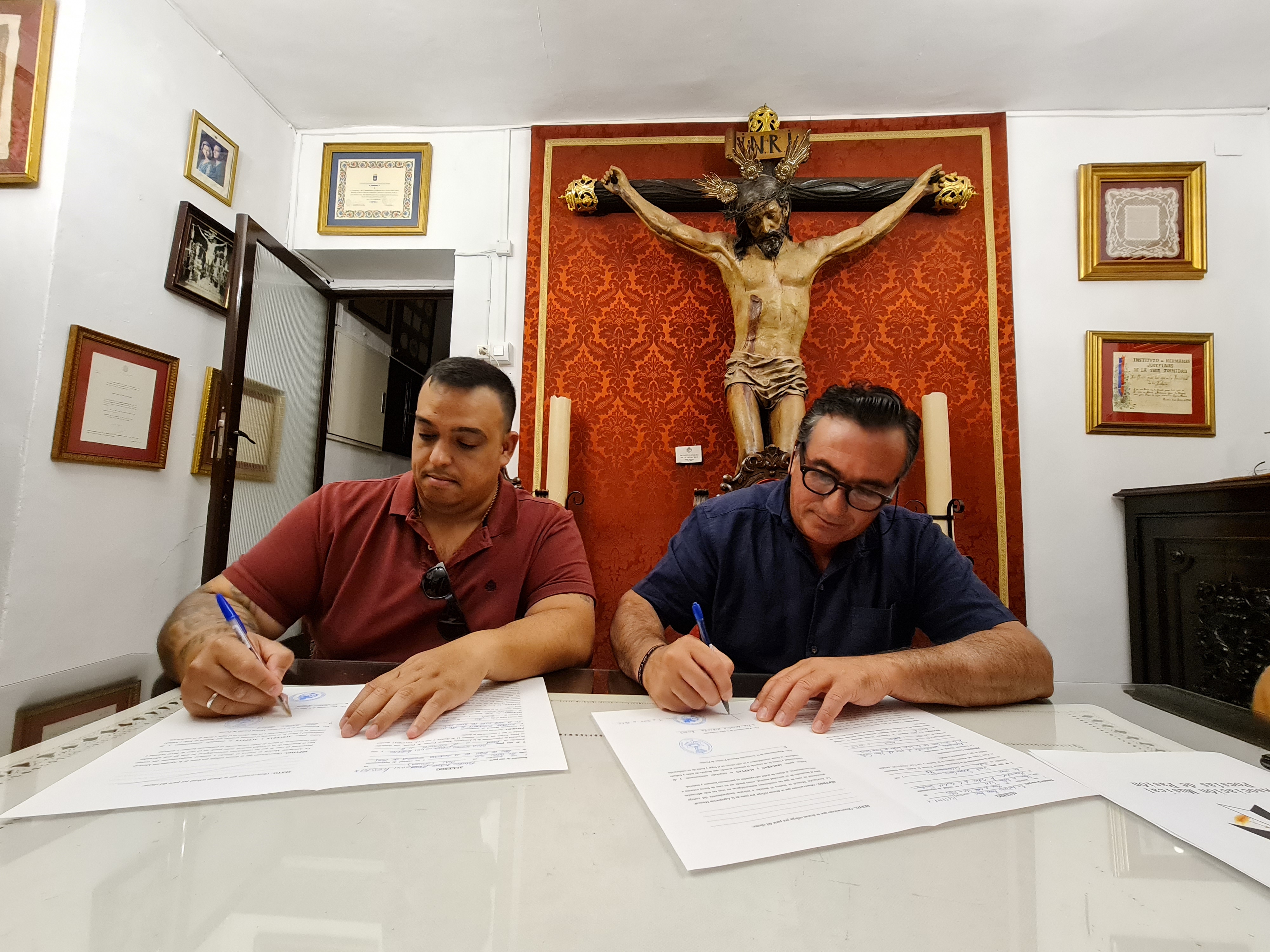 Momento de la firma del contrato para la Semana Santa de 2023.