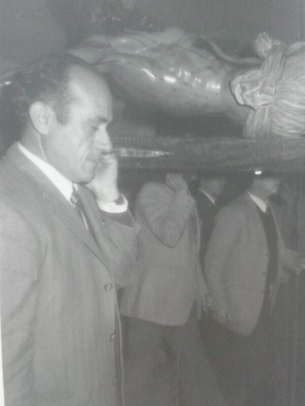 Única foto del día de la bendición del Cristo. (Portando el Cristo D. José Naranjo (de Ernesto) 3-3-1972