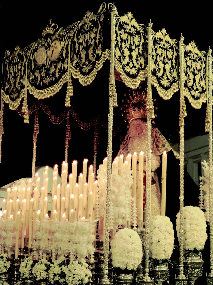 La Stma. Virgen de Belén bajo el palio azul de la Hermandad en la noche de Jueves Santo del 2003. F. Gabriel Ortega